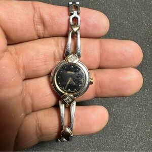 Vintage Seiko Ladies Quartz Watch Silver/Gold Tone Black Dial 1N00-1PF00 Flawed